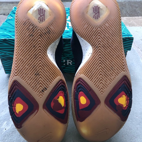 Nike Kyrie 3 - Picture 2 of 4